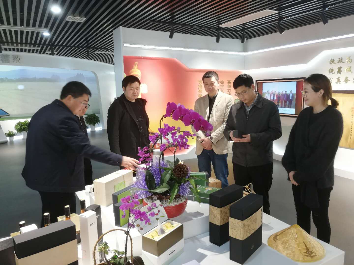 普安县委书记农文海一行考察华体会(中国)特种茶中心